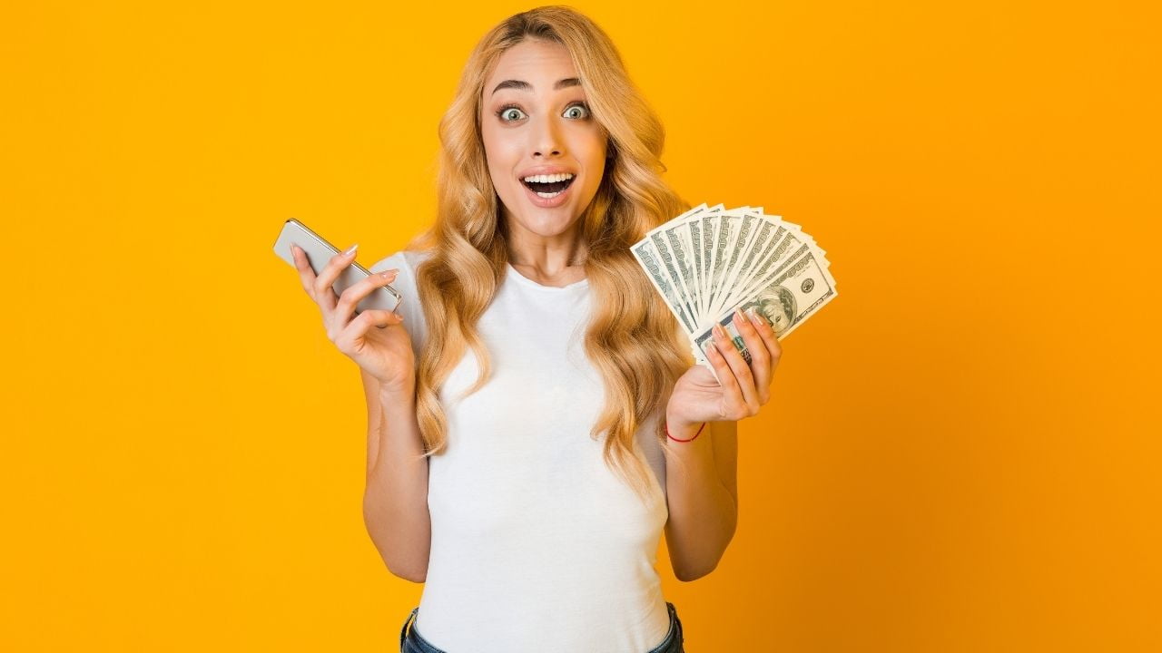 mulher mostra como vender na internet como afiliado