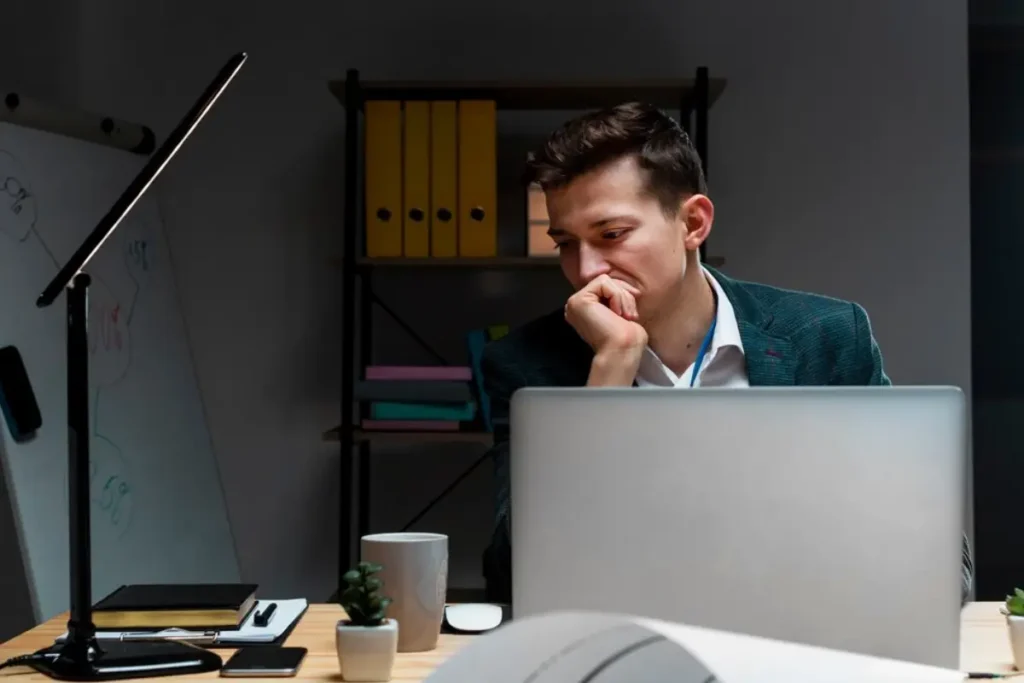 Imagem ilustrativa de homem solitário trabalhando em home office.