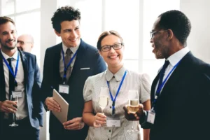 Imagem ilustrativa de pessoas fazendo networking.