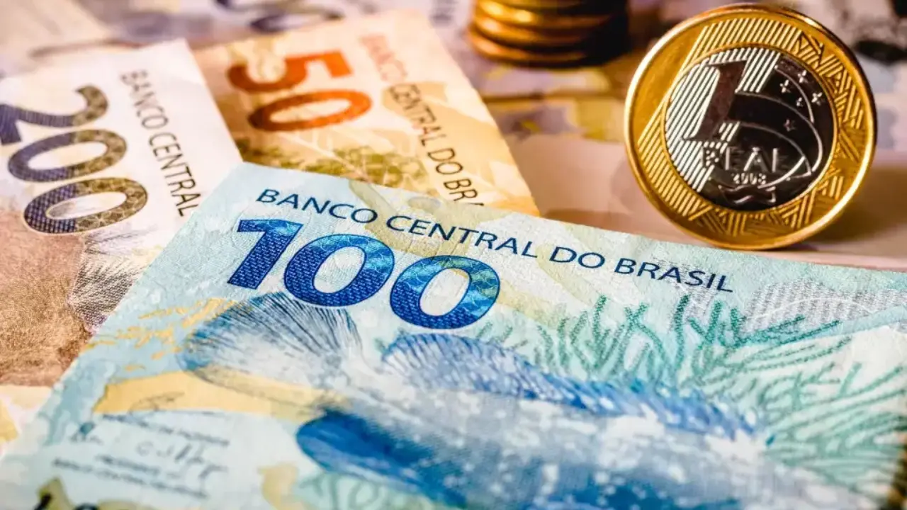 Mercado financeiro eleva projeção da Selic, dólar e IPCA em 2025.