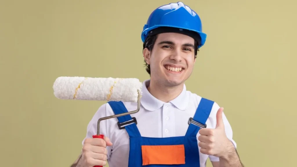 Homem fazendo serviço local de pintura para ganhar dinheiro extra