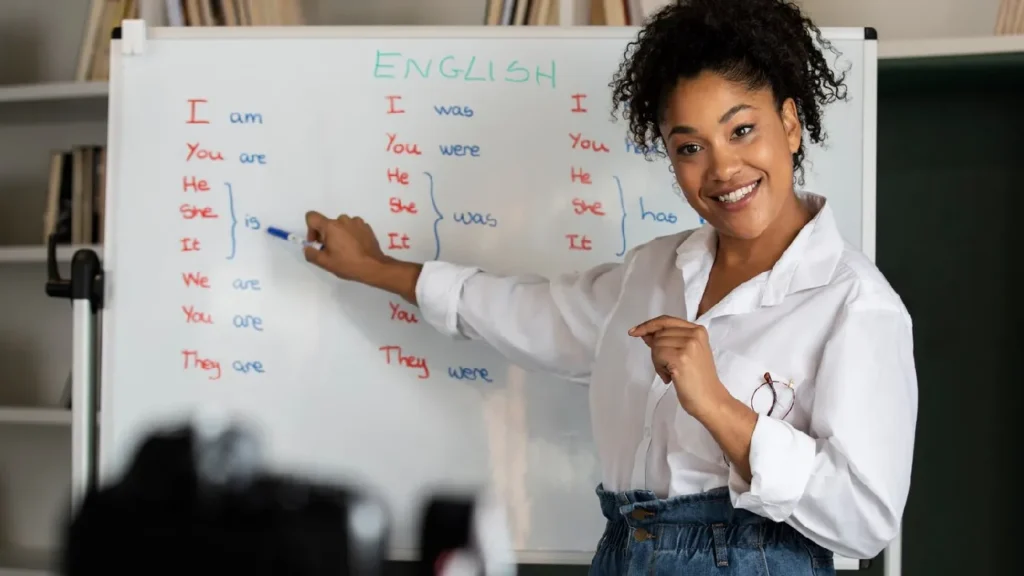Mulher dando aulas particulares para ganhar dinheiro extra