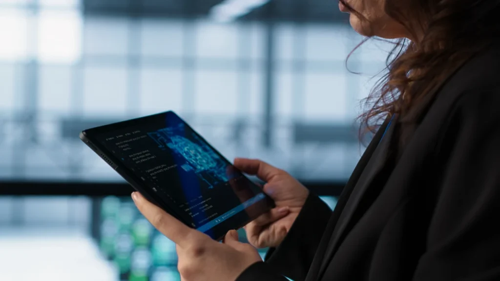 Profissional de marketing com foco em resultados analisando dados no Tablet.