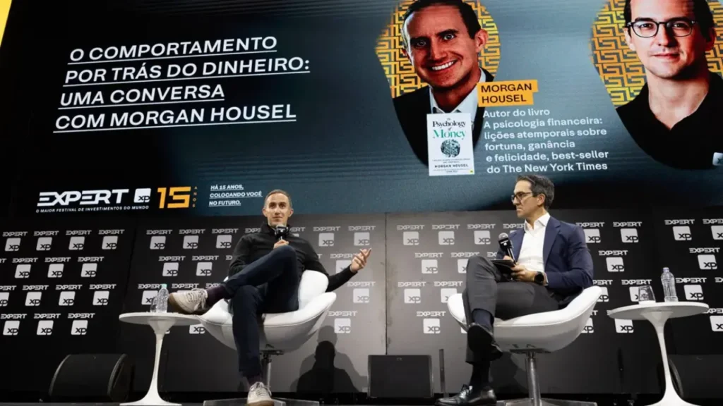 Morgan Housel dando entrevista na Expert XP 2025.