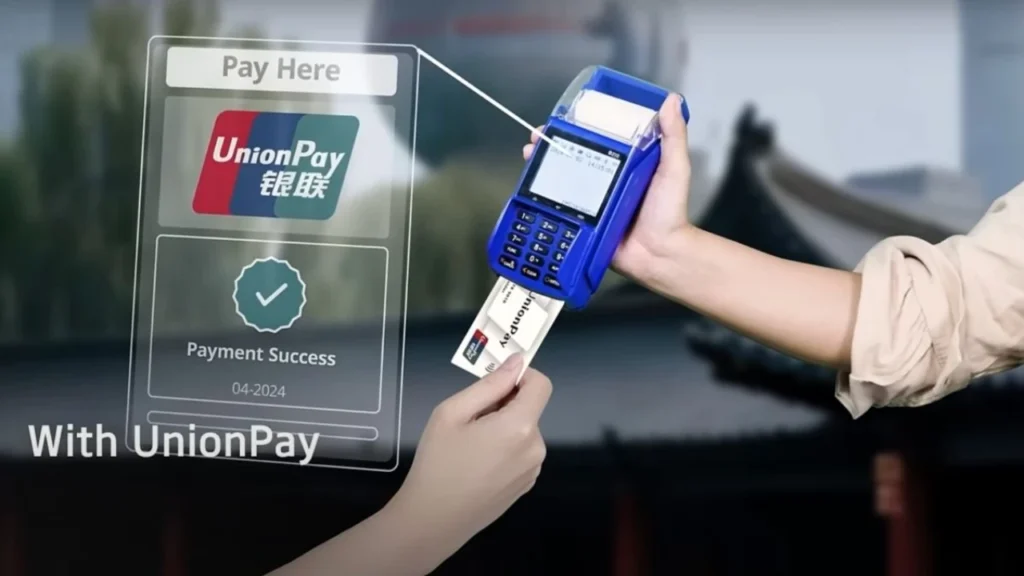 Maquininha de cartão recebendo pagamento com cartão da UnionPay.