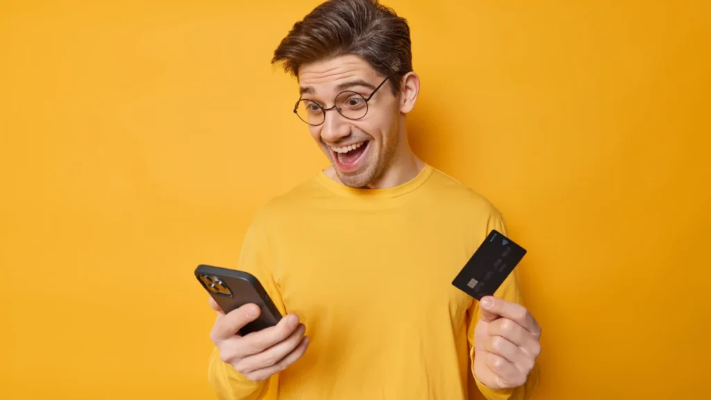 Homem feliz porque ganhou cashback e economizou dinheiro