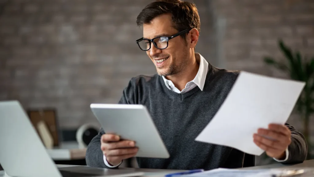 Homem estudando educação financeira para aprender como economizar dinheiro