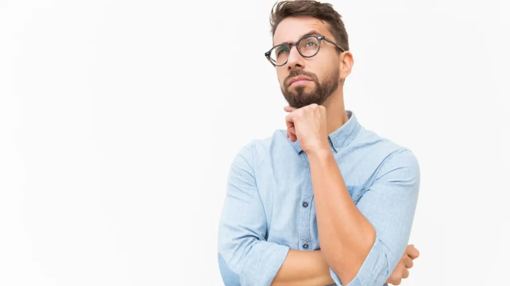 Homem minimalista refletindo sobre como economizar dinheiro