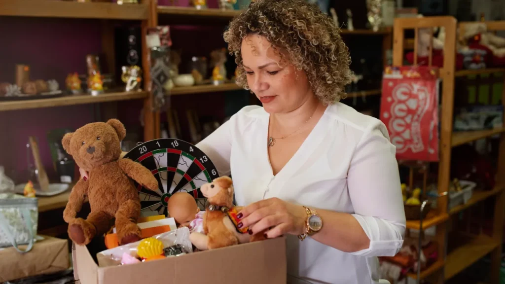 Mulher vendendo objetos usados