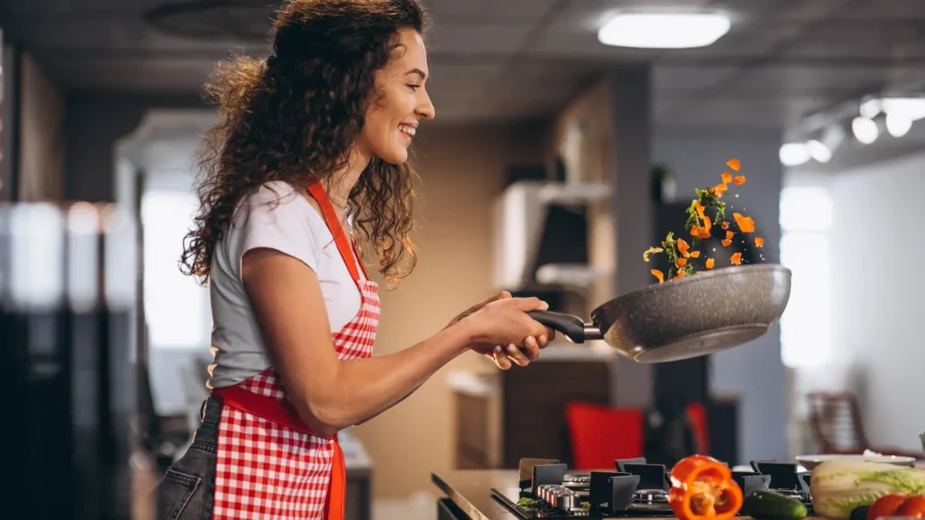 Mulher cozinhando em casa para econoizar