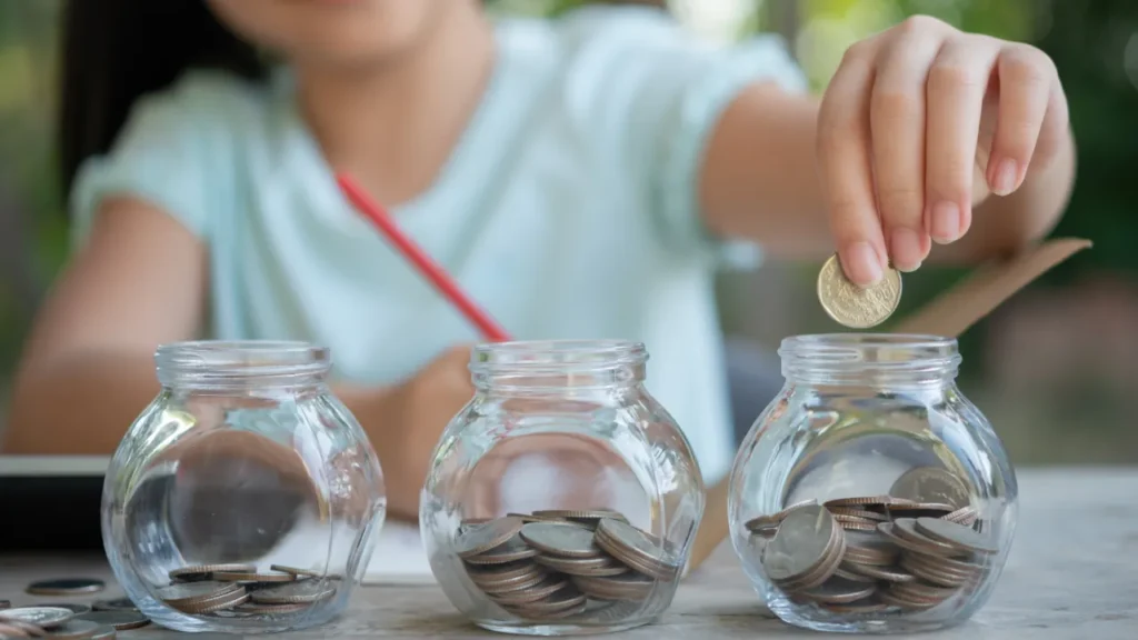 Imagem ilustrativa sobre como ensinar planejamento financeiro pessoal para jovens.