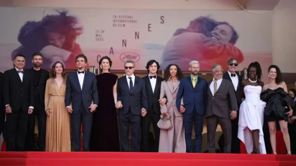 Elenco do filme O Agente Secreto em Cannes, na França.